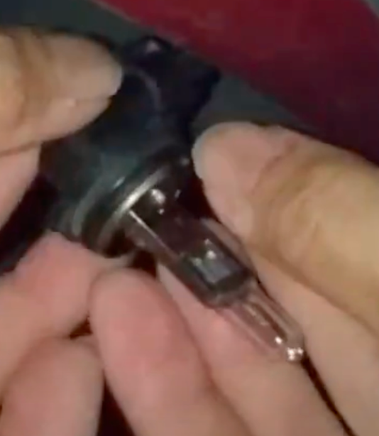 fitting H1 halogen bulb in the socket