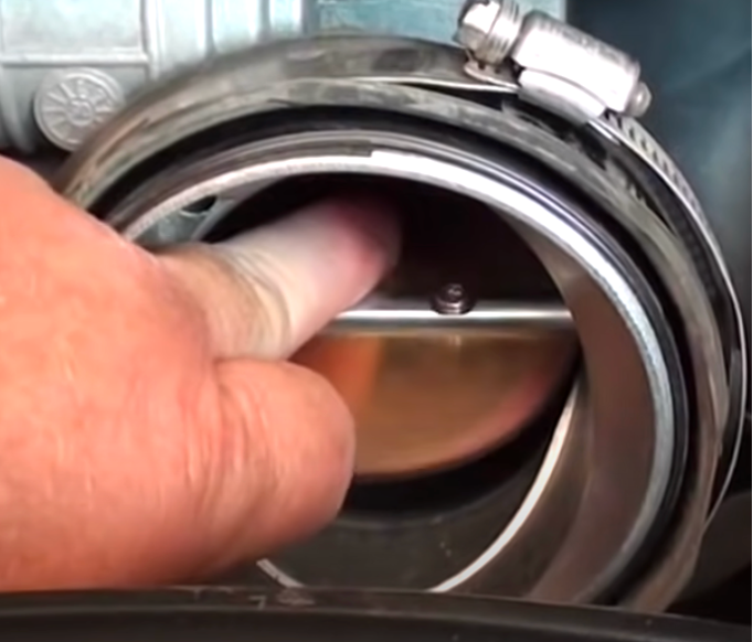 checking the movement of throttle body plate