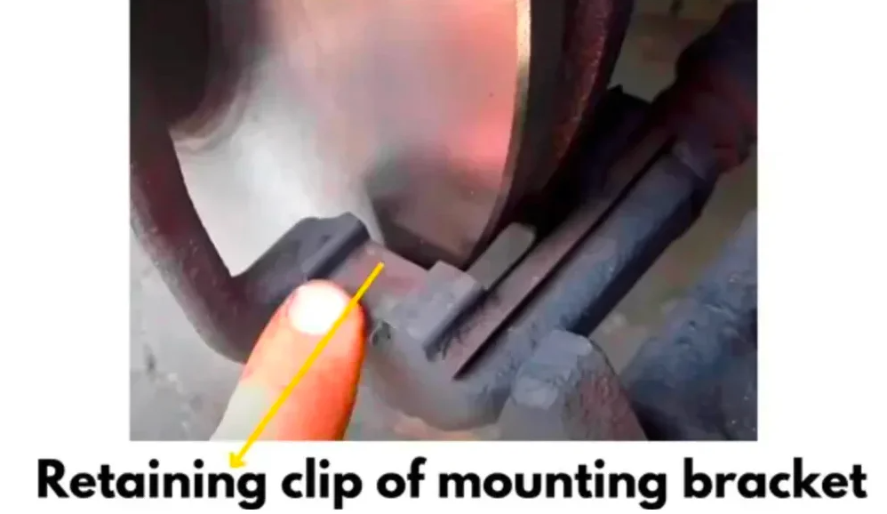 retaining clip for brake pad